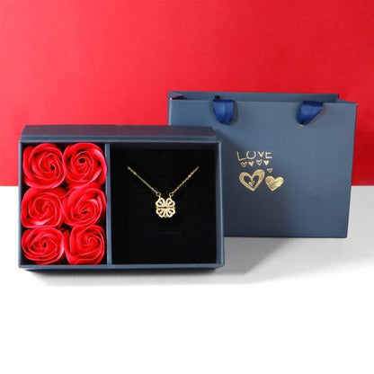 Coffret Roses Éternelles avec son Collier de Trèfles Aimantés