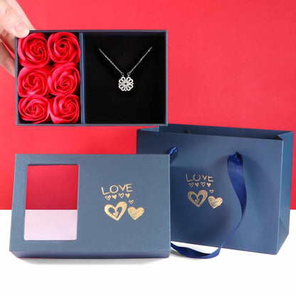 Coffret Roses Éternelles avec son Collier de Trèfles Aimantés